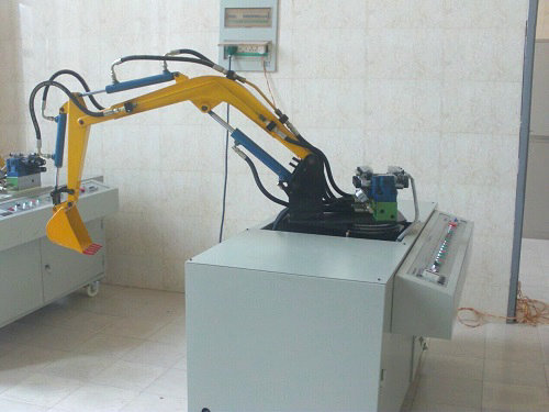 現(xiàn)代挖掘機220LC液